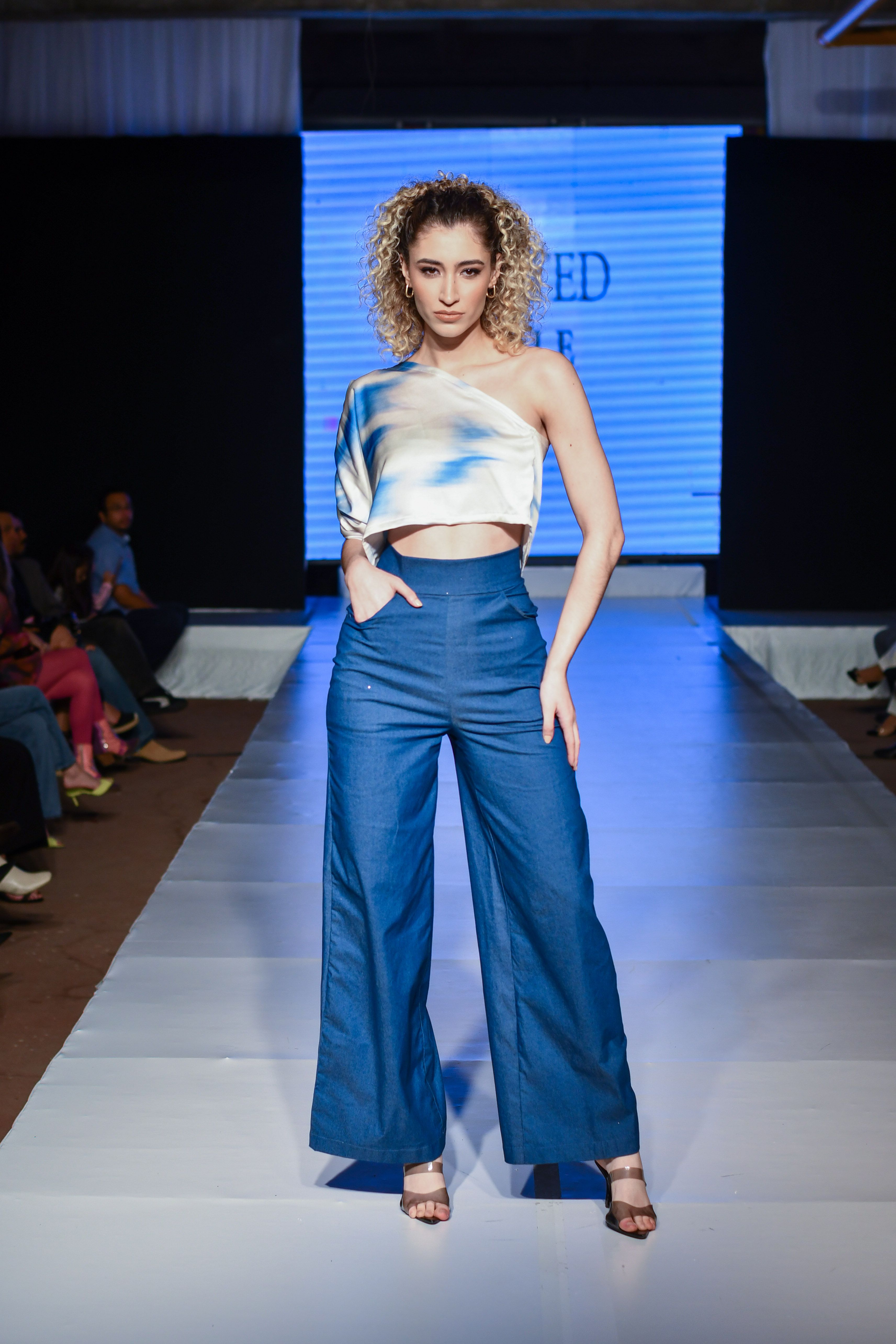 Modelo en Monterrey vistiendo los Comfort Wide Leg Pants de Leslie Serratos — pantalón wide leg de cintura alta hecho a mano.
