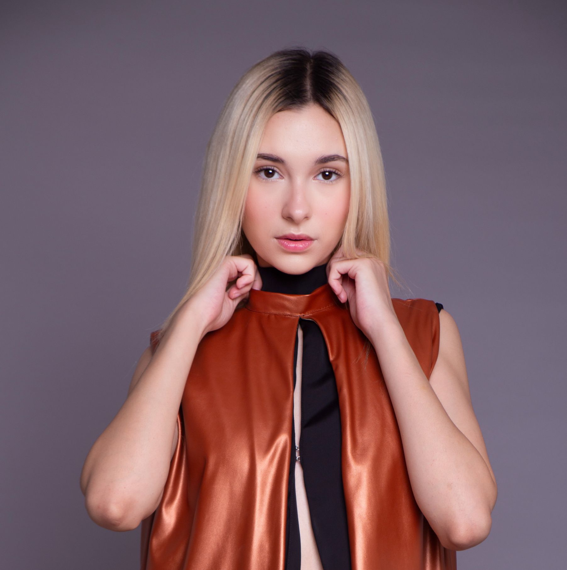 Gabardina Dominé — Leslie Serratos