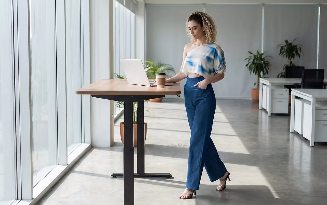 Modelo en Monterrey vistiendo los Comfort Wide Leg Pants de Leslie Serratos — pantalón wide leg de cintura alta hecho a mano.