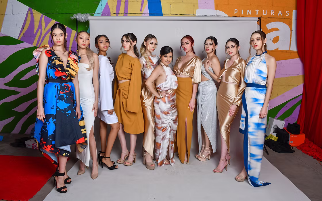 Leslie Serratos en la pasarela de Trends Fashion Weekend