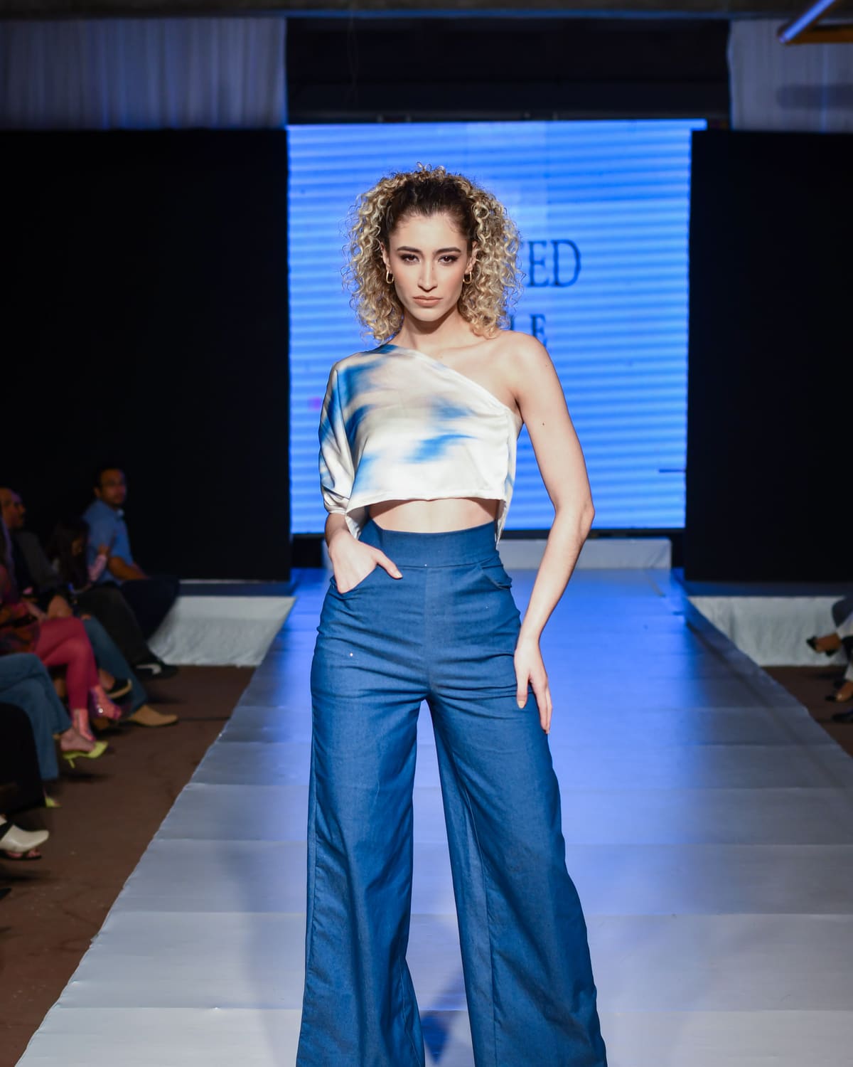 Comfort Wide Leg Pants — silueta de cuerpo completo en pasarela