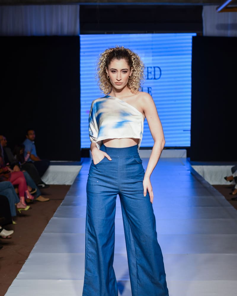 Comfort Wide Leg Pants — silueta de cuerpo completo en pasarela