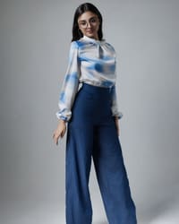 Comfort Wide Leg Pants — vista frontal en tono claro mostrando la cintura alta