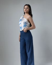 Comfort Wide Leg Pants — vista principal, look de estudio con caída fluida y top satinado