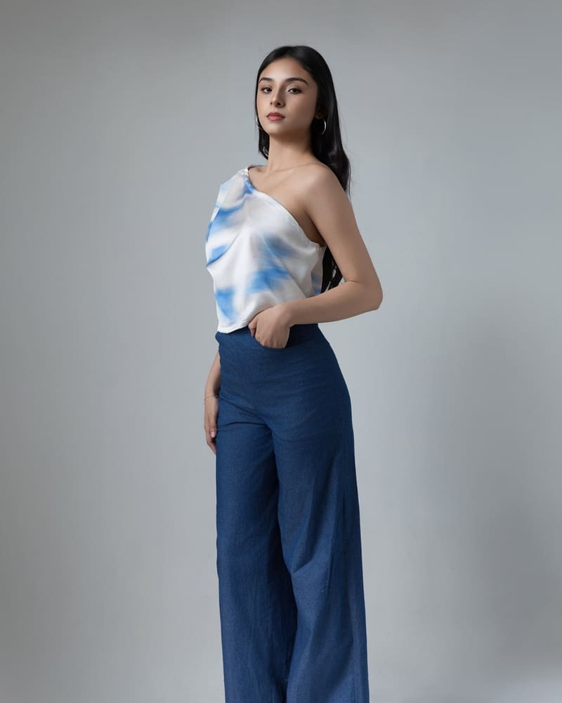 Comfort Wide Leg Pants — vista principal, look de estudio con caída fluida y top satinado