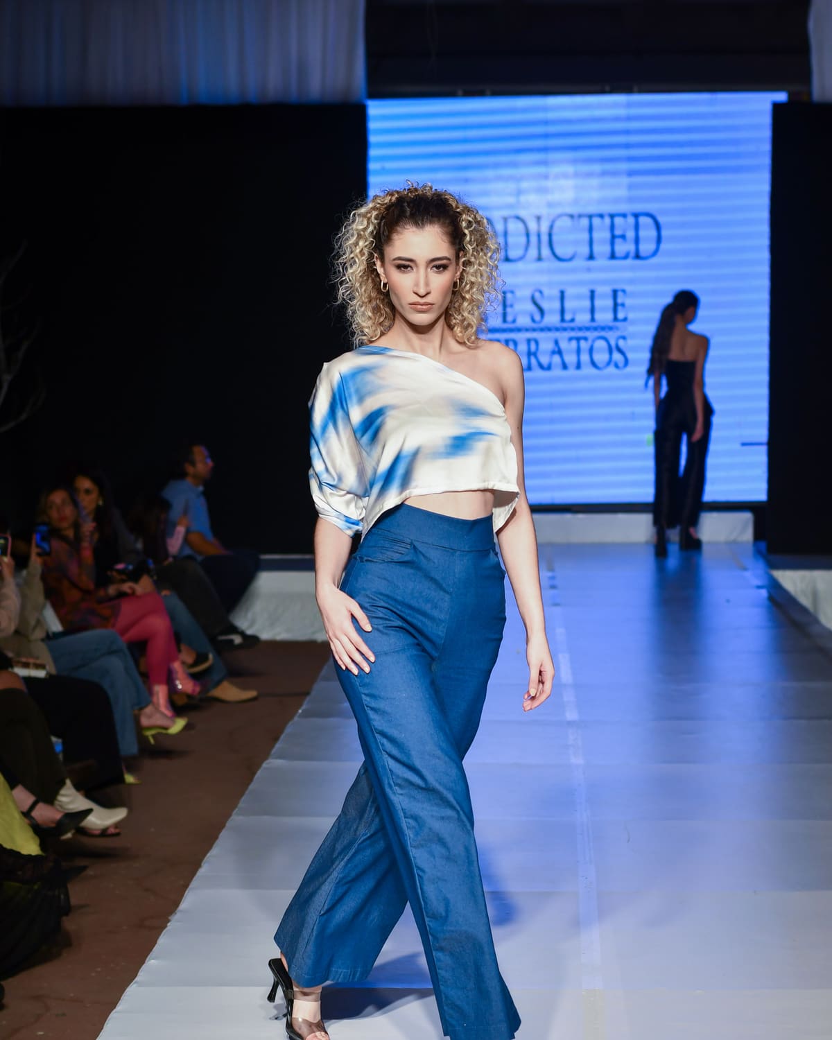 Comfort Wide Leg Pants — en movimiento en pasarela, destacando la caída wide leg