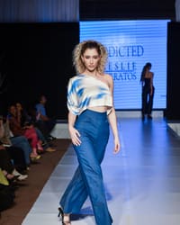 Comfort Wide Leg Pants — en movimiento en pasarela, destacando la caída wide leg