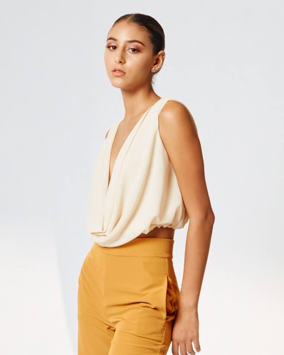 Desert Drape Blouse — vista frontal con drapeado fluido envolvente