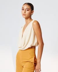 Desert Drape Blouse — vista frontal con drapeado fluido envolvente