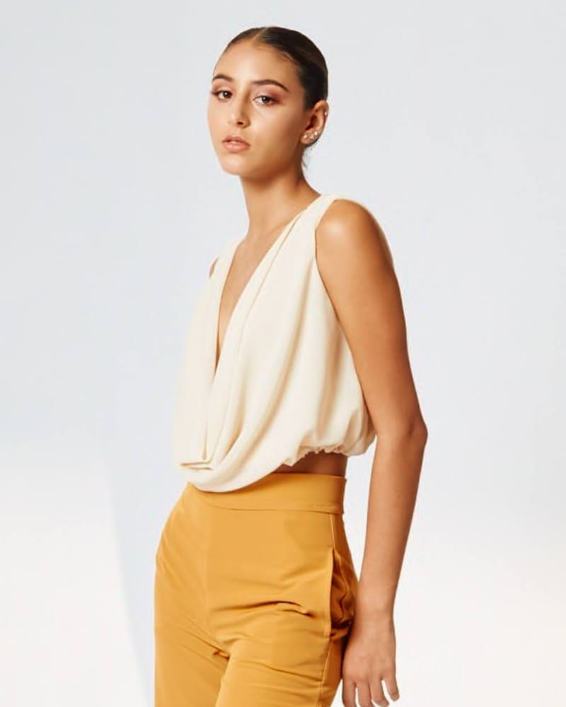 Desert Drape Blouse — vista frontal con drapeado fluido envolvente