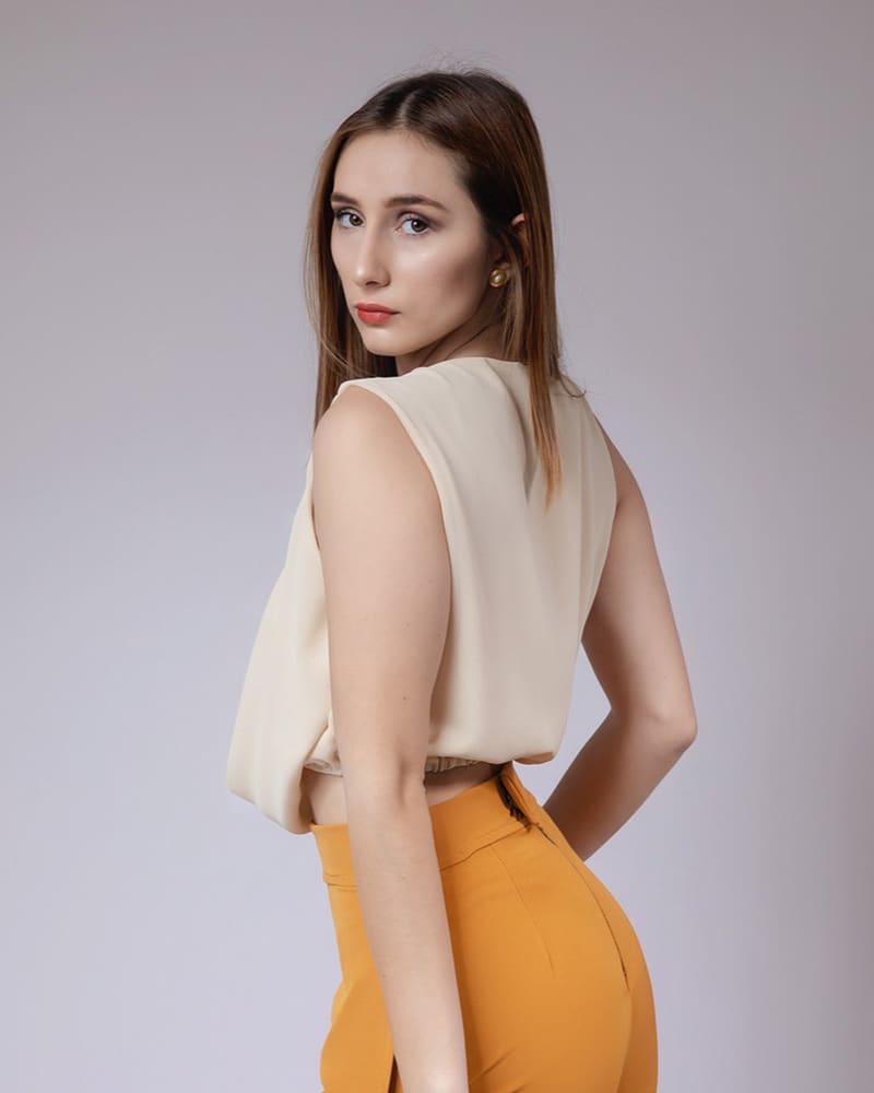 Desert Drape Blouse — vista posterior mostrando caída libre