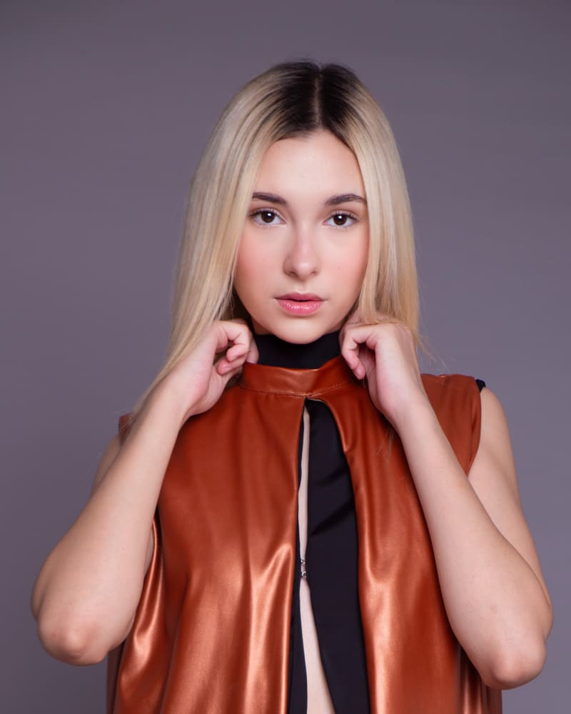 Gabardina Dominé — vista frontal con corte clásico contemporáneo