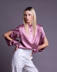 Lila Blouse — vista frontal en tono lila apagado