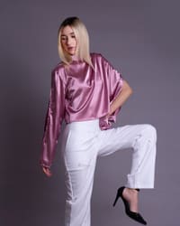 Lila Blouse — vista posterior con caída ligera