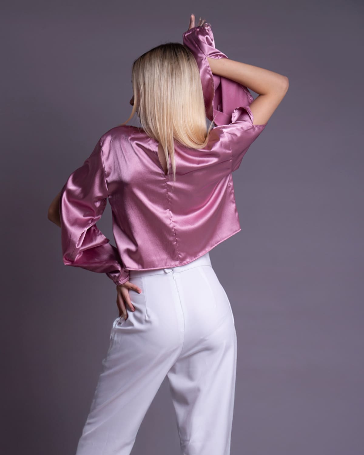 Lila Blouse — perfil mostrando escote y manga