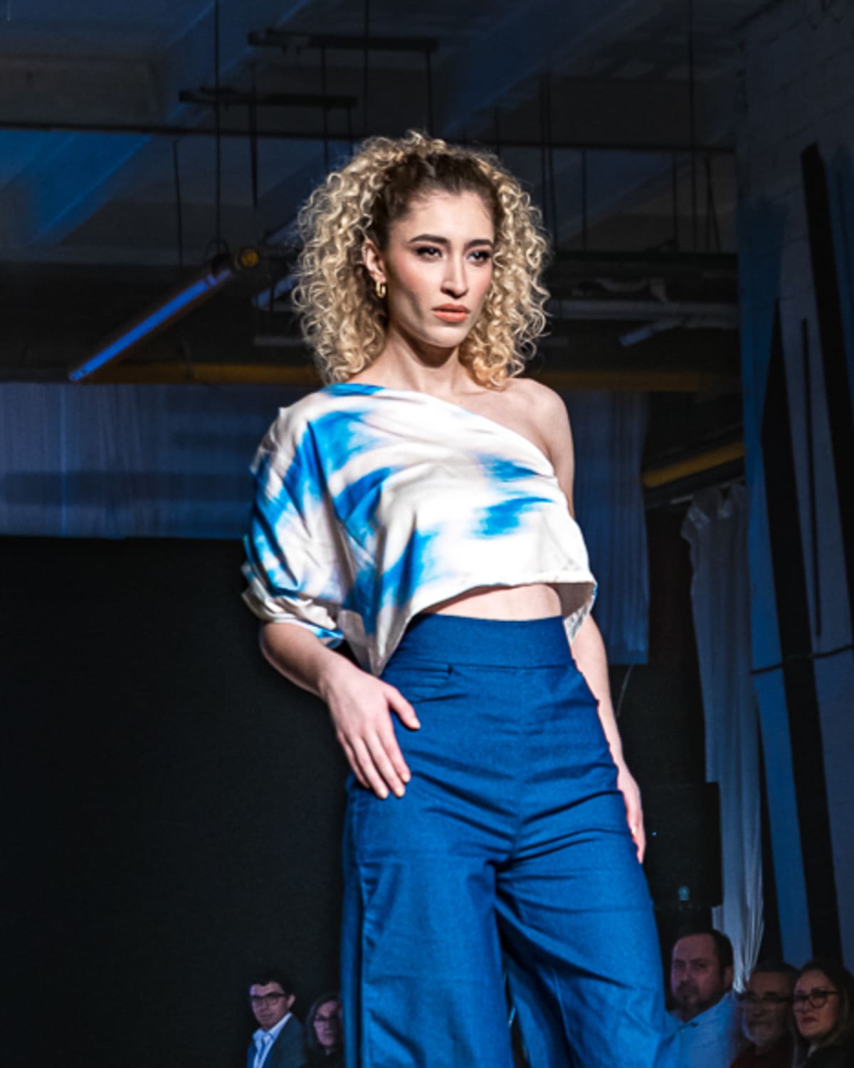 Off Shoulder Top Serenity — vista frontal con hombros descubiertos