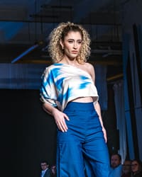 Off Shoulder Top Serenity — vista frontal con hombros descubiertos