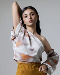 Off Shoulder Top Serenity — detalle de escote off-shoulder y tela