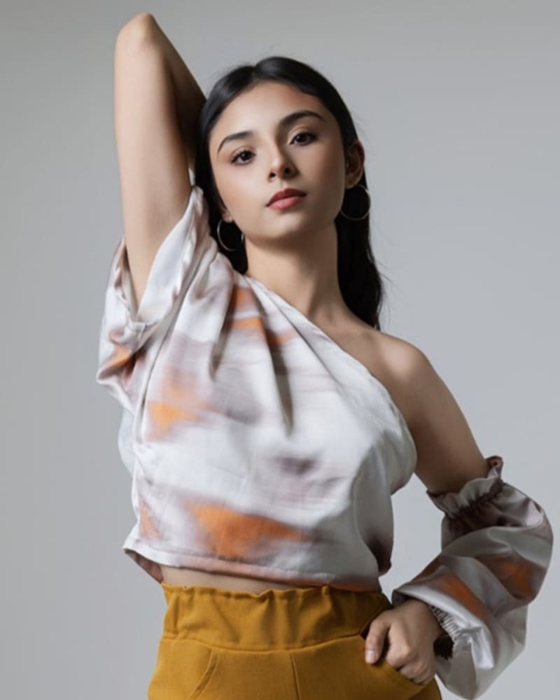 Off Shoulder Top Serenity — detalle de escote off-shoulder y tela