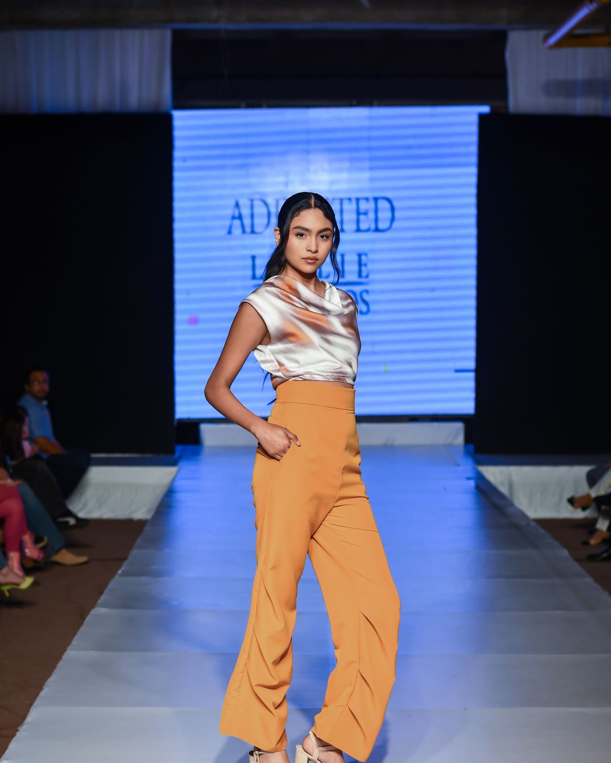 Sunset Dune Pants — vista frontal en tonos del desierto al atardecer