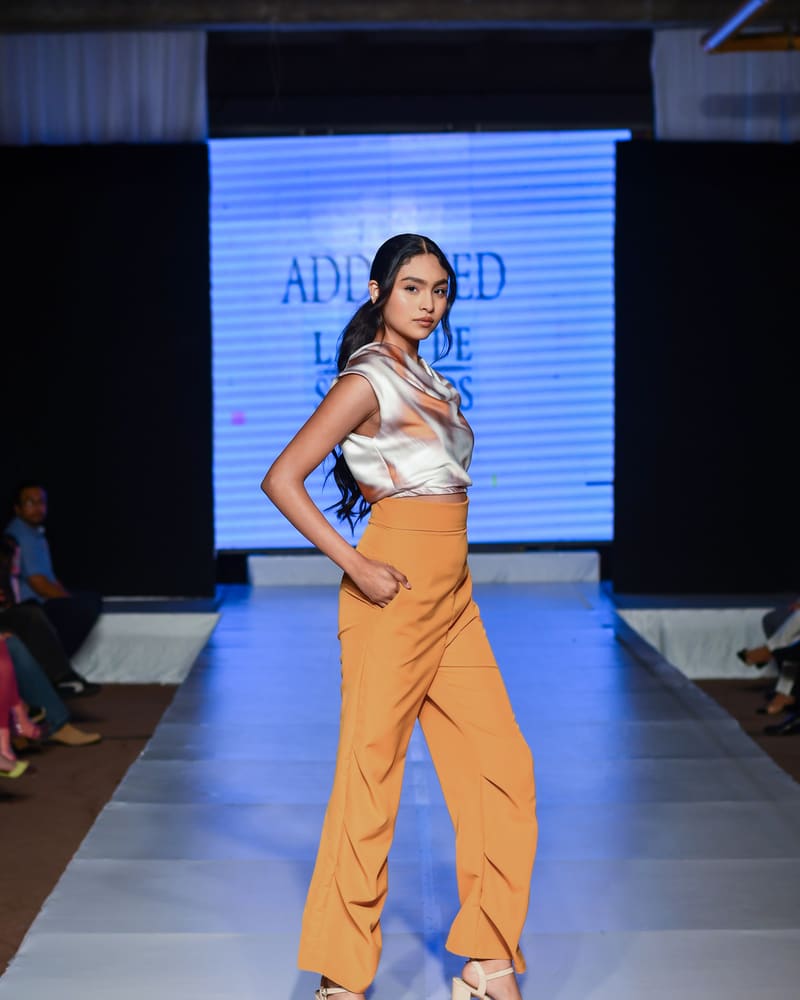 Sunset Dune Pants — perfil con cintura alta y largo completo