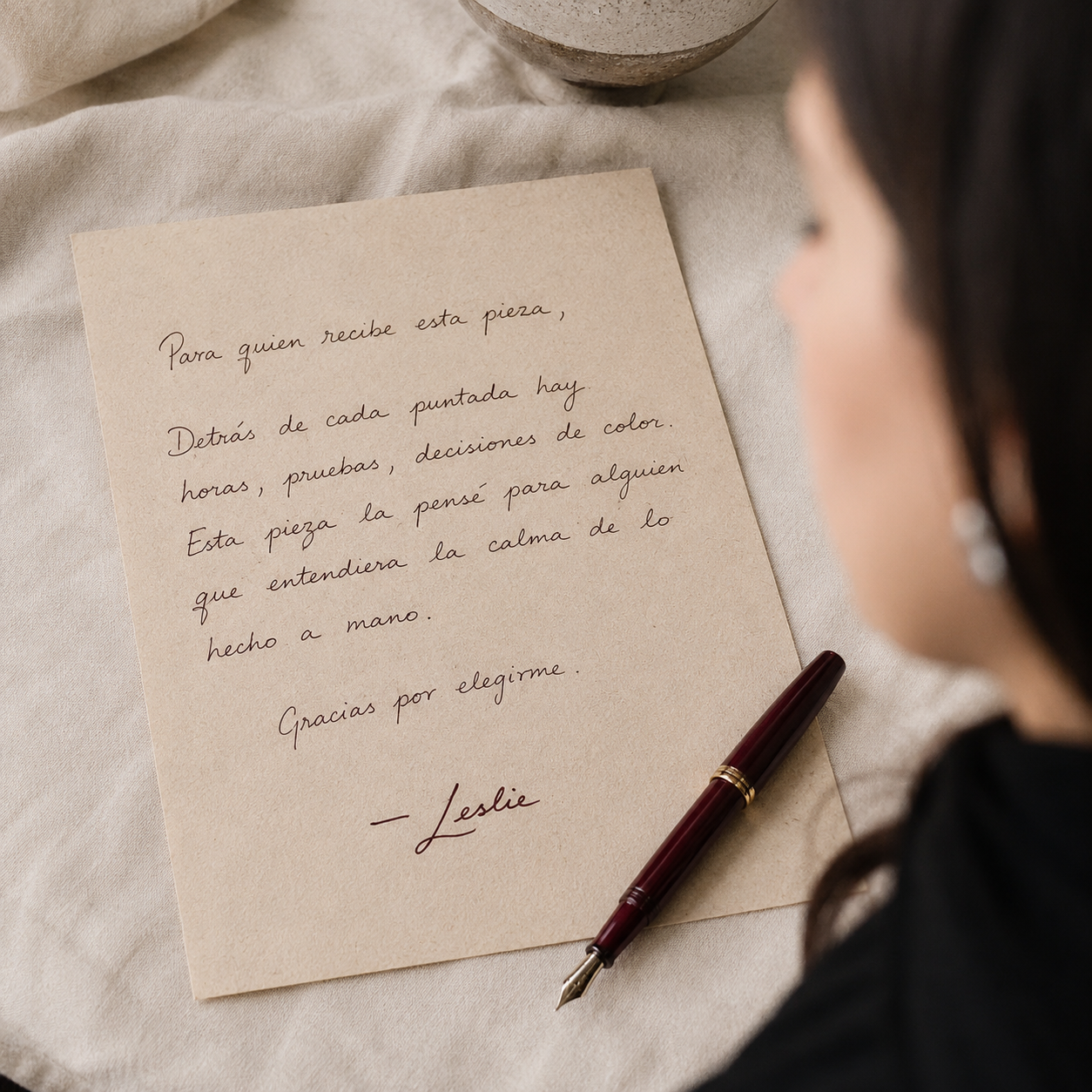 Foto de una carta manuscrita firmada por Leslie Serratos sobre papel cream.