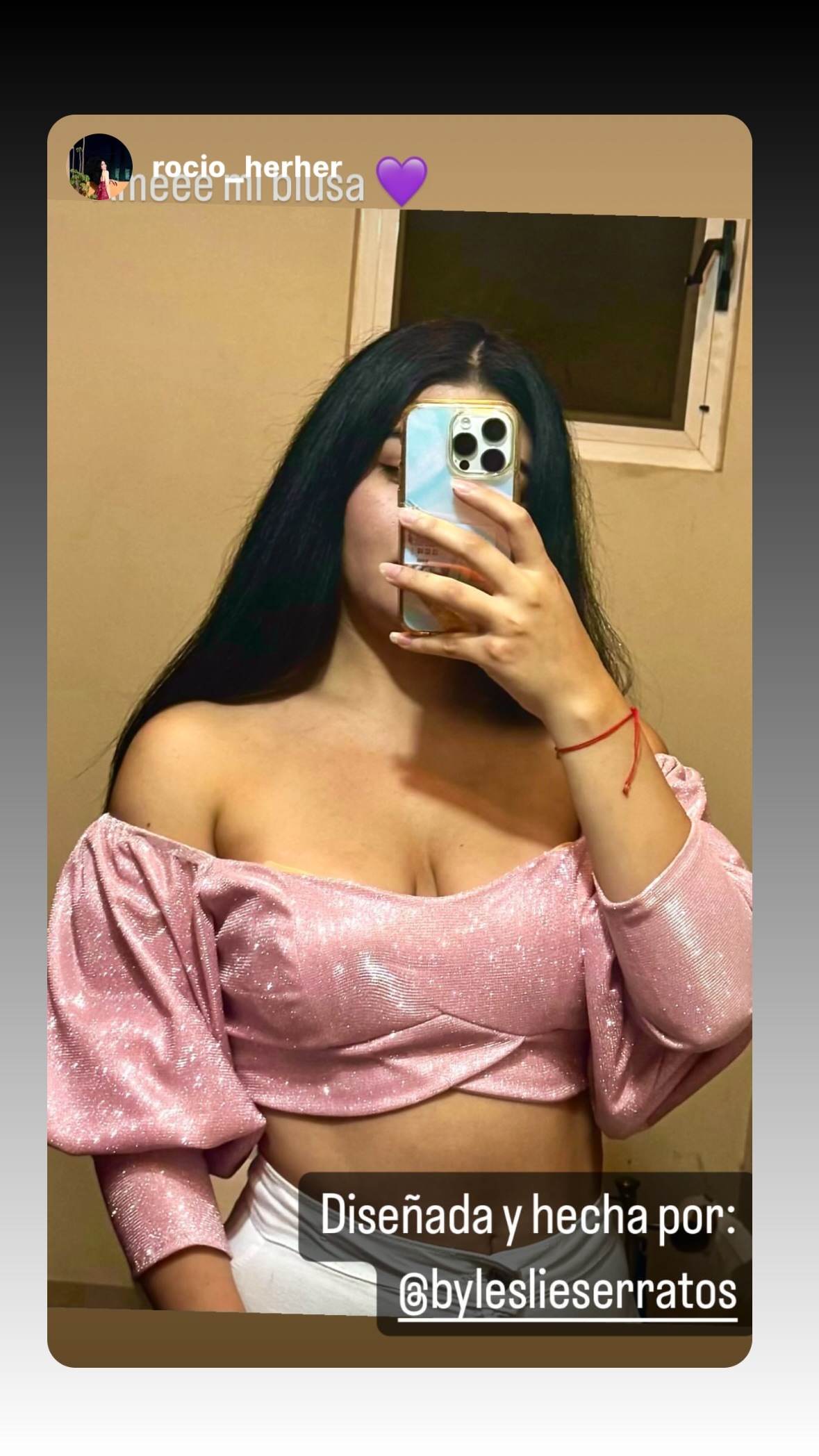 Cliente vistiendo una pieza Leslie Serratos, repost de Instagram.
